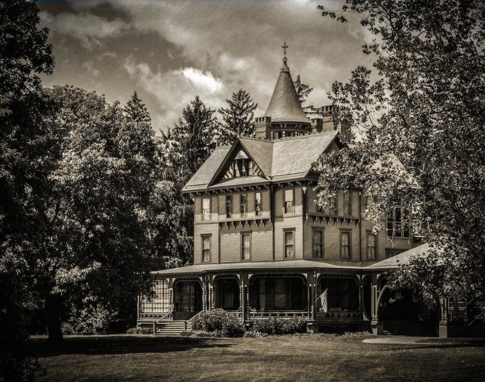 2014-06_PRINT_Info-_TITLE_Sue-Bonacci-Summer-Cottage-977x768