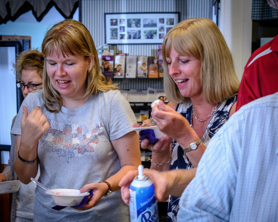 2016-09_Event_Charlie-Batchelder_Members-enjoying-sundaes